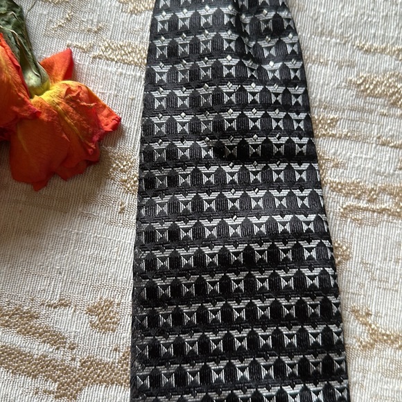 Geoffrey Beene. Tie. Black and silver. White. 100% silk. Men’s. - Picture 3 of 5